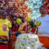 Altra dura prova � il trasporto del Karagam, un grande recipiente ornamentale portato sulla testa durante la processione. Al suo interno vengono collocati riso crudo, curcuma, monete e limoni, simboli di prosperit�, purificazione, abbondanza e protezione